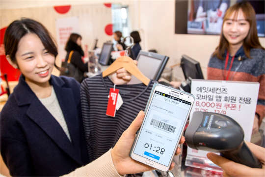 8일 고객이 에잇세컨즈 매장에서 신용카드 없이 스마트폰으로 결제를 하고 있다.   제일모직 제공